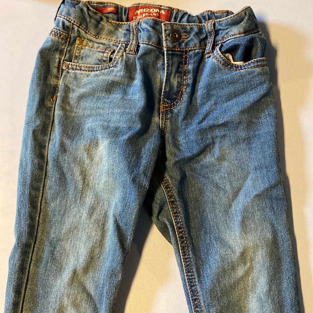 Skinny jeans with a pattern on the back pocket